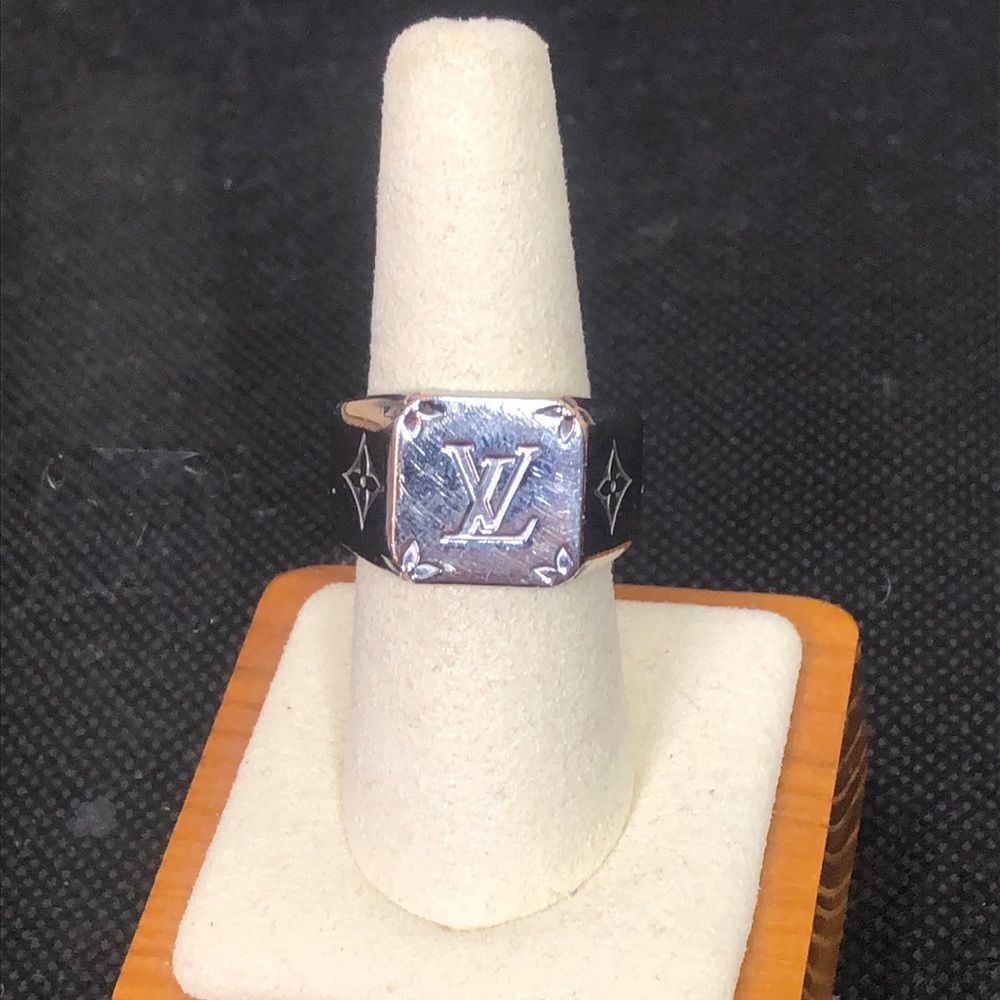 LOUIS VUITTON LV Monogram Silver Plated Signet Unisex Ring Sz 9 (US SIZE) - Picture 2 of 13